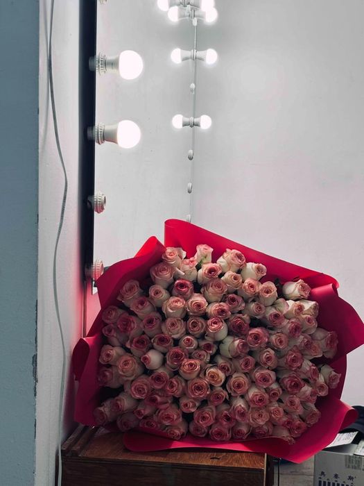 Шикарный букет из 61 бело-розовой розы