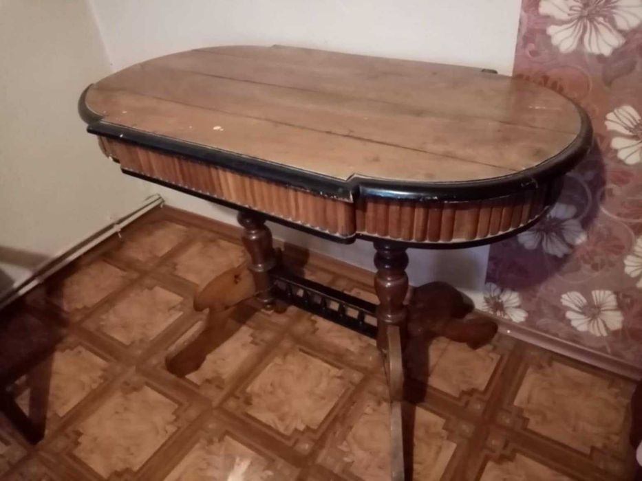 2 бр. масивни старинни маси и 4 бр. старинни столове