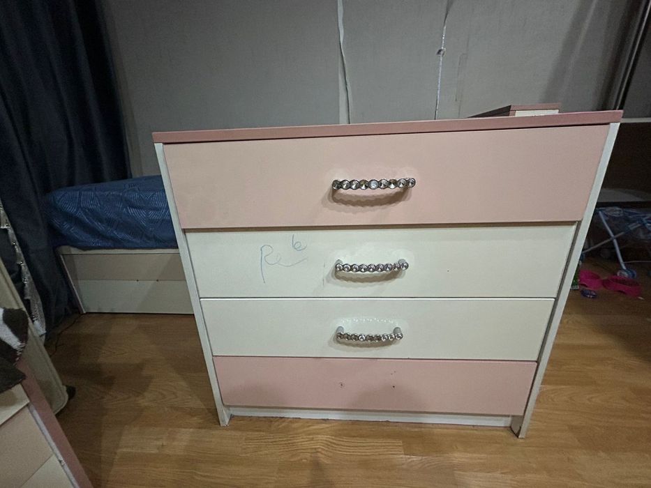 Спальный гарнитур с двумя кроватями