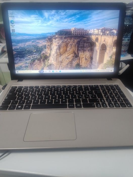 Vând  laptop Asus