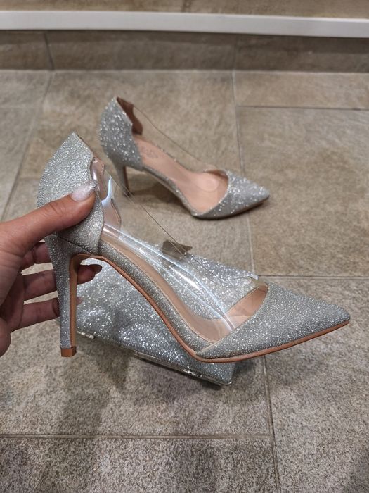 обувки 36 номер и сребриста чанта 
Носени за 1 час 
Цена: 100