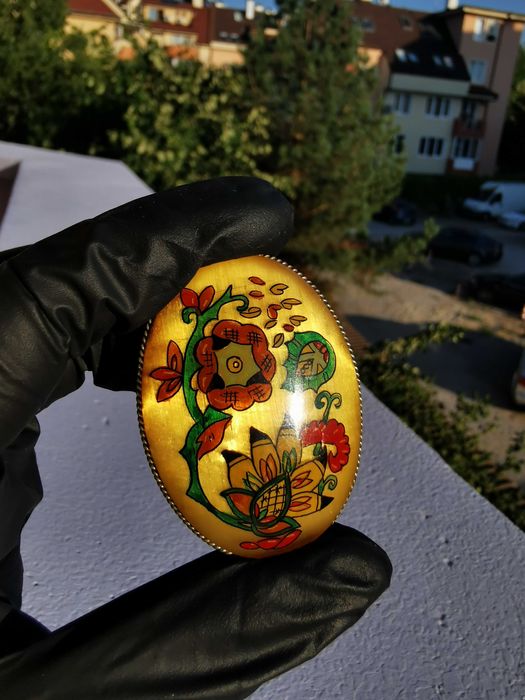 Руска ръчно рисувана брошка от селенит