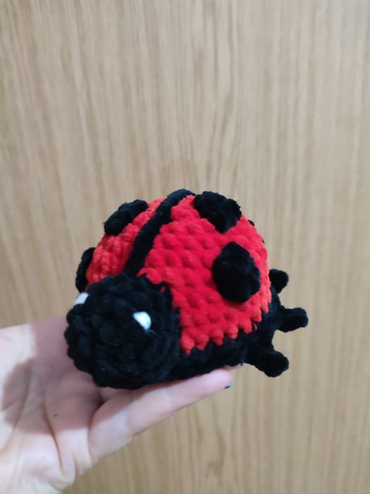 Плюшени играчки за малко дете.Плетени играчки