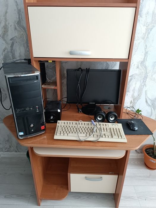 Продам Компьютер, а  стол бесплатно