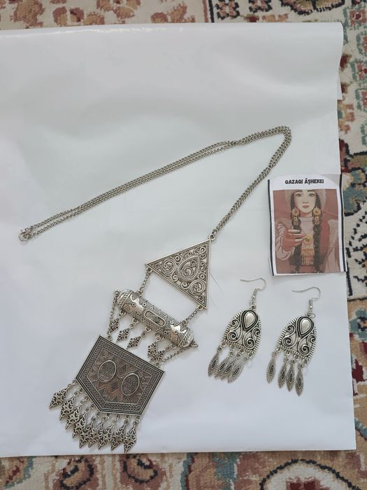 Қолдарымен жайылған кисканың фотосы