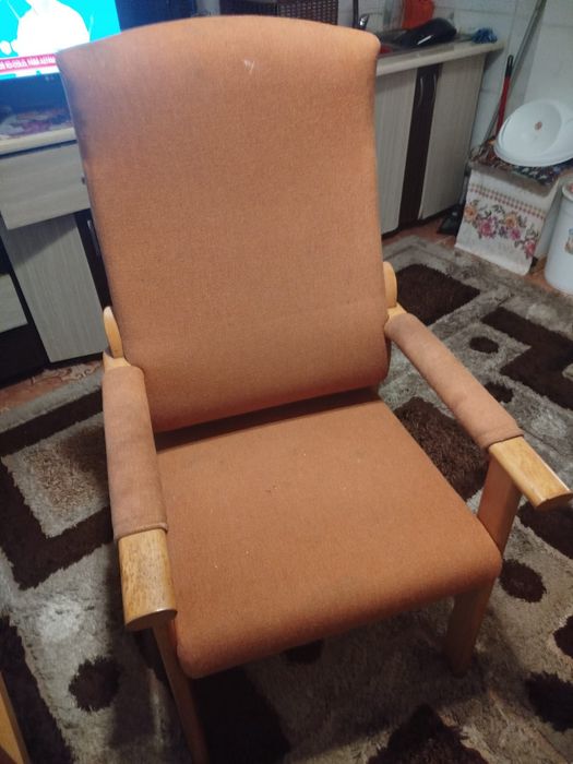 Masa de lemn dur, importată din Anglia cu 6 scaune.