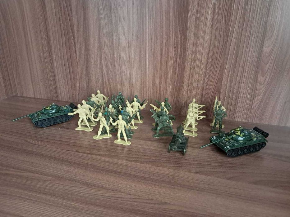 Игрушки для мальчика: танк, солдаты, самолет, машинки.