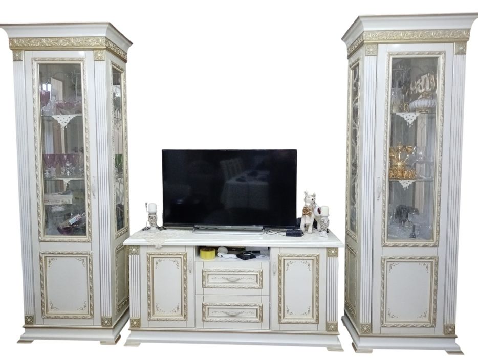 Продаётся мебель, сервант.