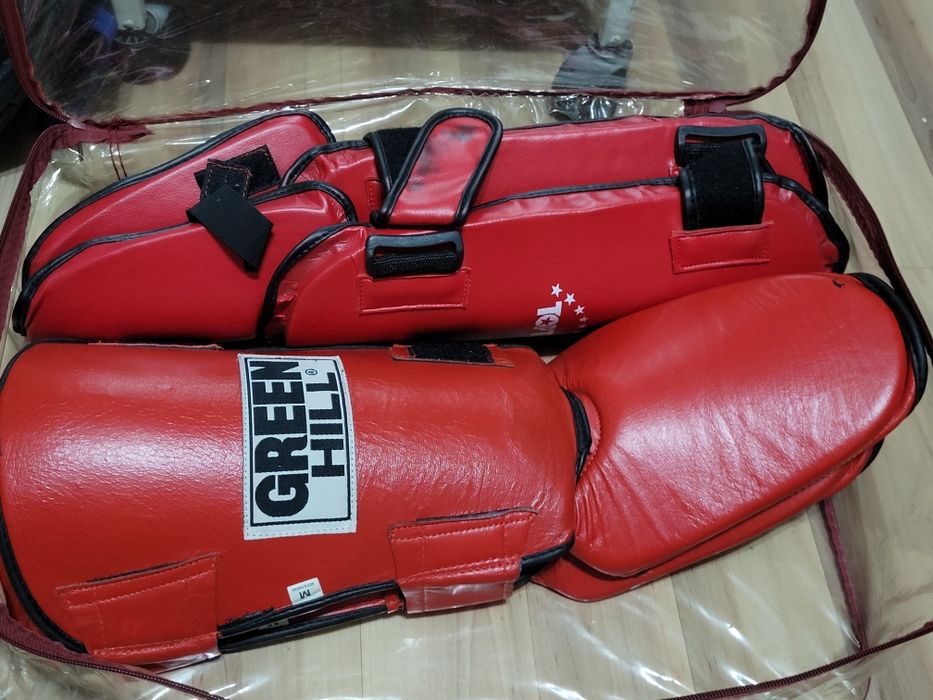 Боксёрские перчатки, шлем