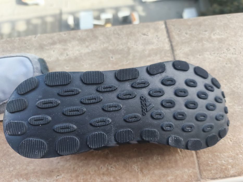 Маратонки Adidas 42