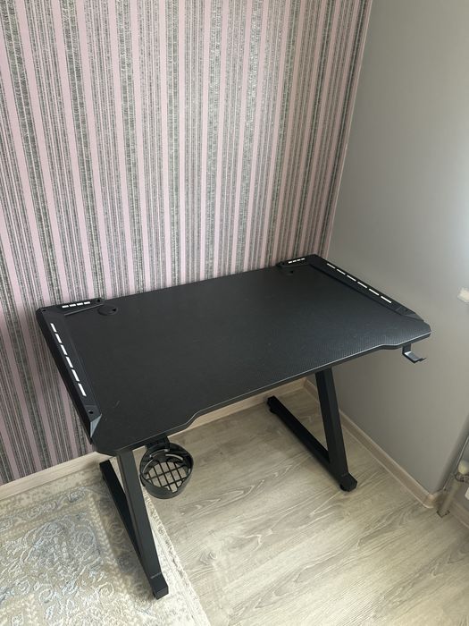 Стол компьютерный-игровой с подстветкой