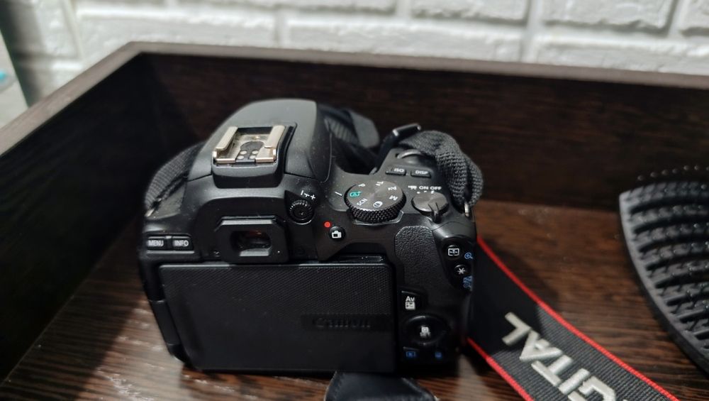 Canon EOS 250 D в идеальном состоянии