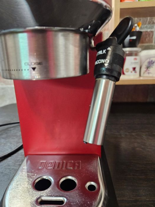 Кофемашина Delonghi Dedica EC685