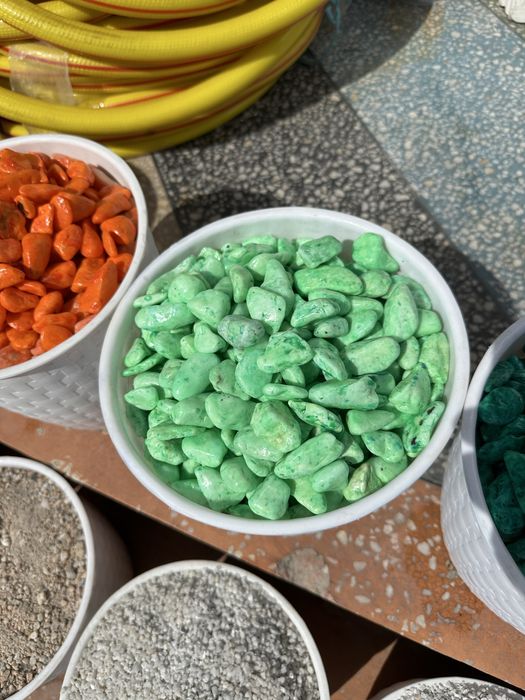 Rangli landshaft toshlar, keramzit va 40 xildan ortiq toshlar