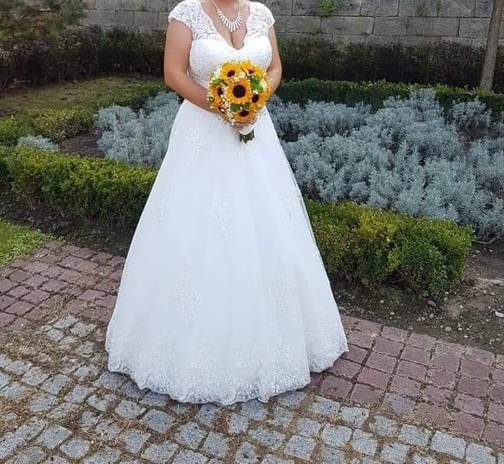 Vand rochie mireasa cu crinolina si voal cadou