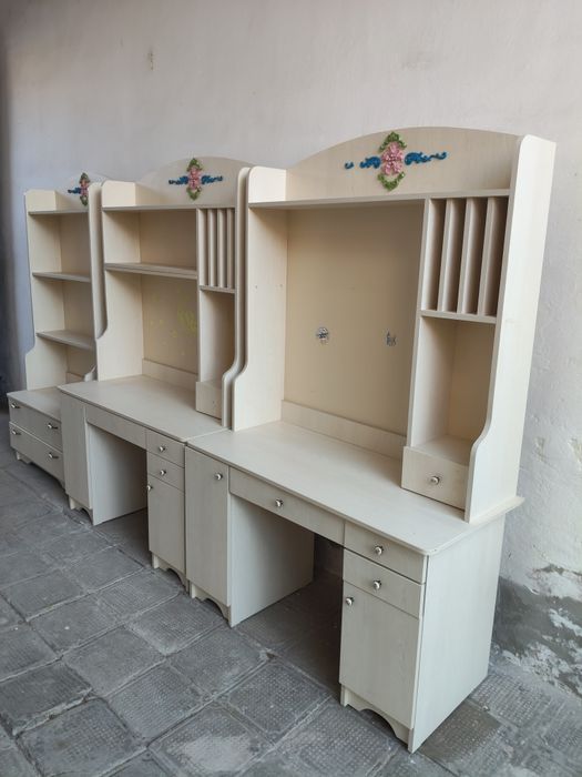 Vand mobilier pentru tineret.