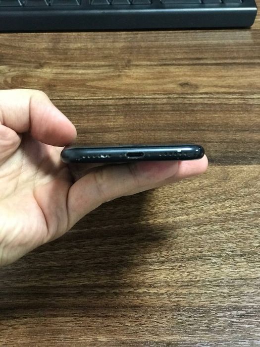iPhone 7 jeet black LLA  SROCHNO