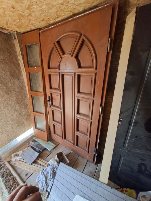 Vând usa lemn masiv pentru exterior