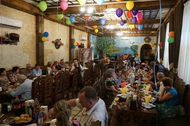 Тамада веселая, поющая