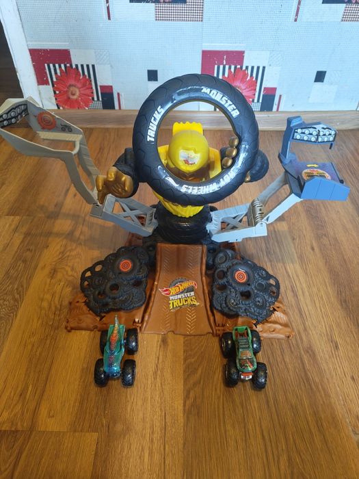 Hot wheels Megarex vs Crashzilla