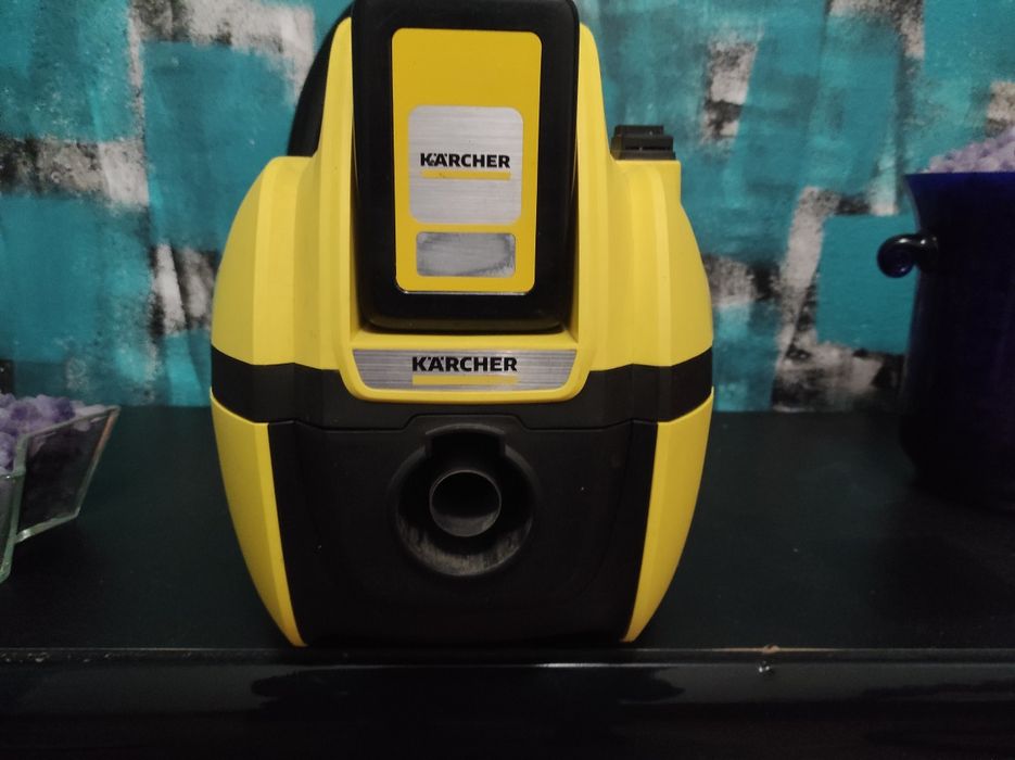 Vând aspirator portabil 18 va  Karcher VD1 cu toate accesoriile