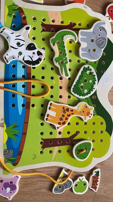 Joc din lemn playtive cu animale și sireturi