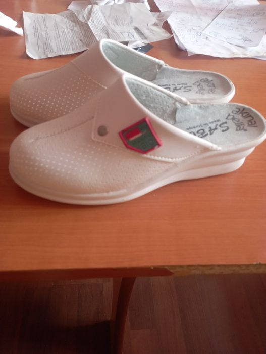 De vânzare saboți noi