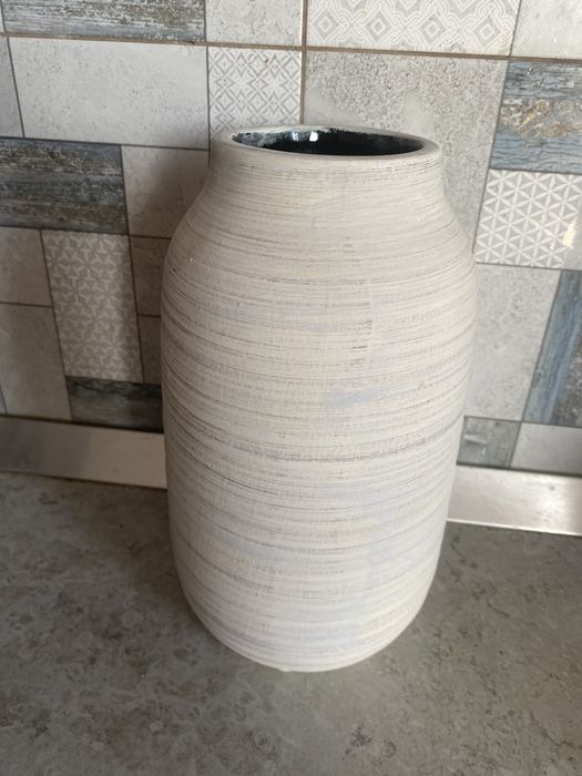 Vaza ceramica cu dimensiunea de 24.5 cm