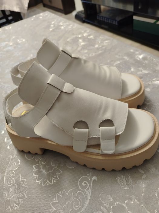 Продам босоножки