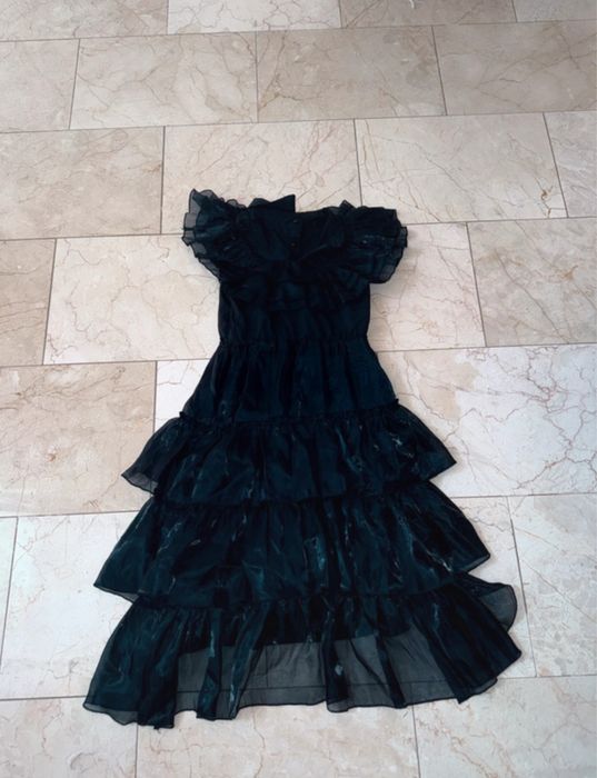 Rochie neagra S stil Wednesday. Nepurtata