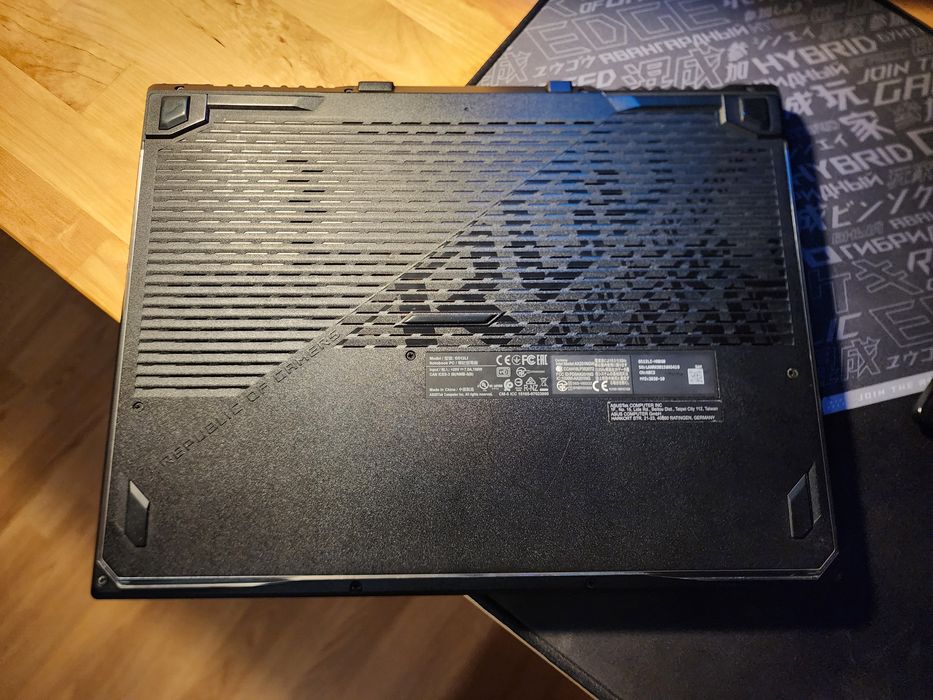 Изключително запазен лаптоп Asus Rog Strix G512LI