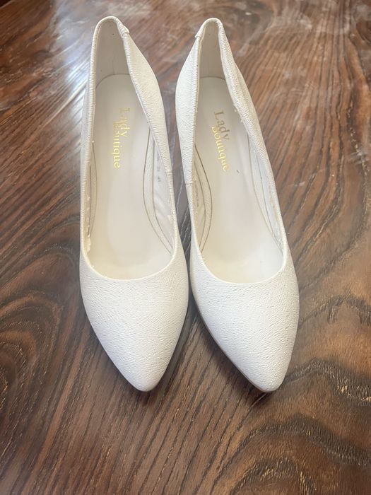 Продаются белые туфли