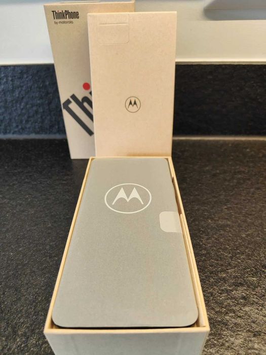 Motorola ThinkPhone 5G XT 2309 (въглеродно черен) 256GB + 8GB RAM