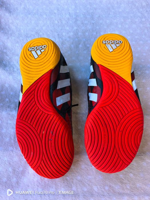 Страхотни детски футболни обувки за зала adidas номер 31 стелка 19см, като нови