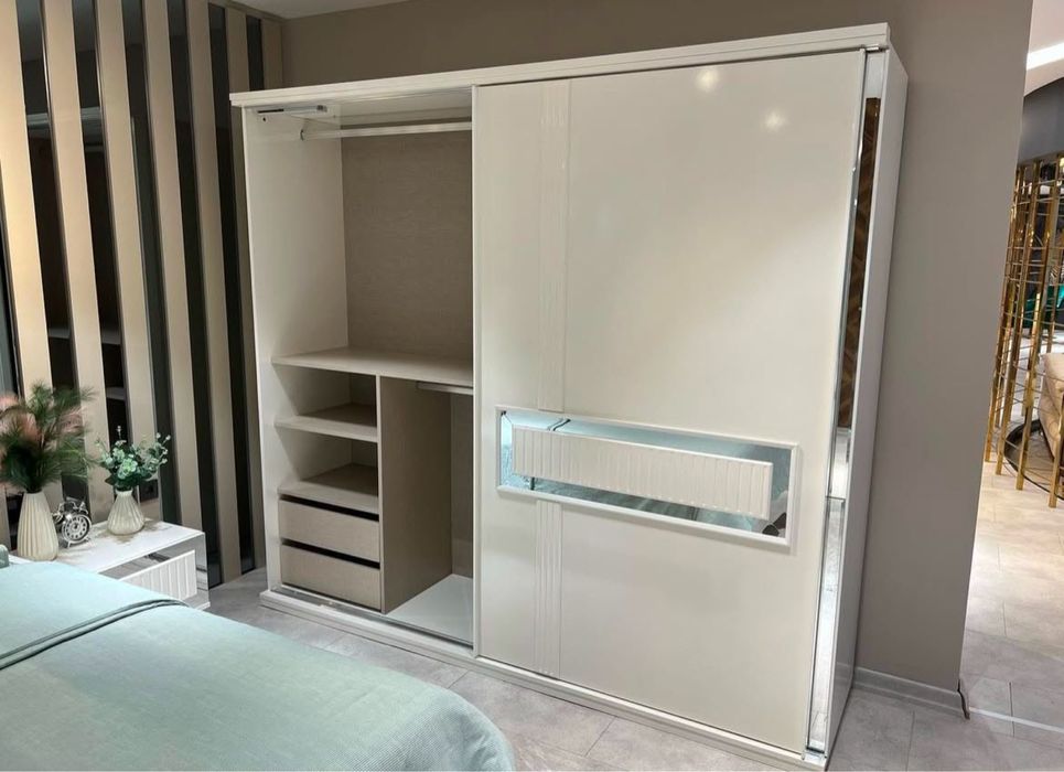 Продам спальный гарнитур