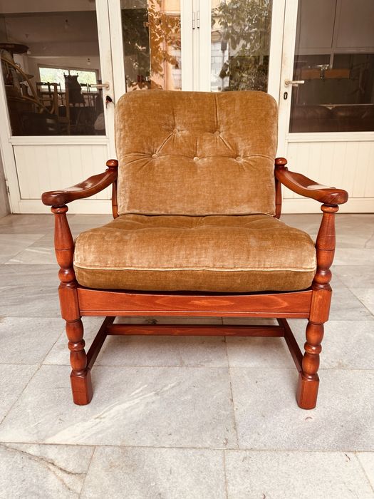 Удобно масивно кресло – ретро стил, много запазено, истински комфорт!