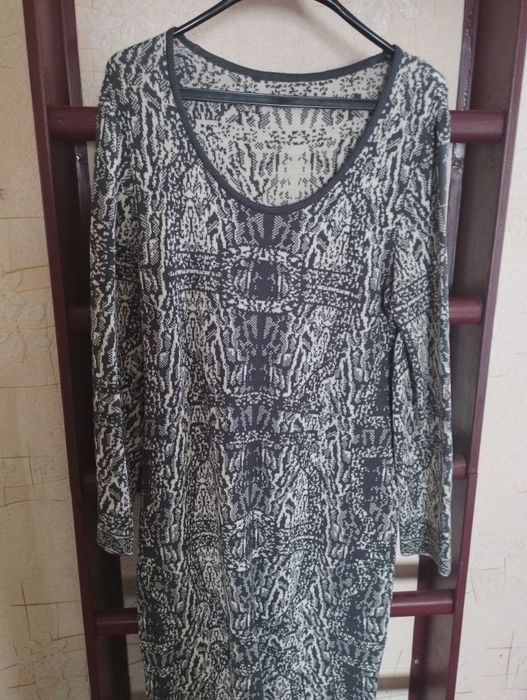 Платье вечернее очень красивое.