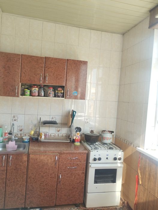 Uy 4 xonali sotiladi