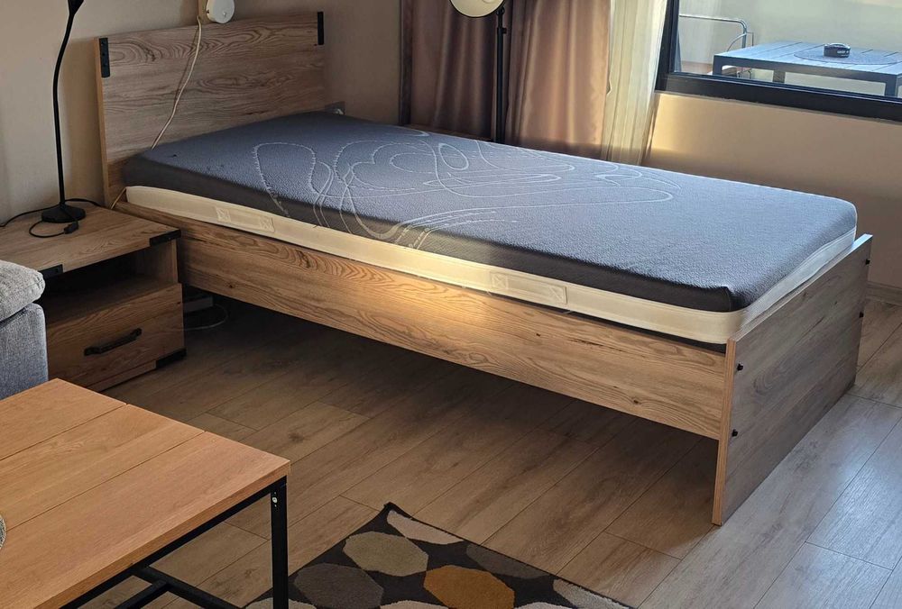 Продавам единично легло с матрак