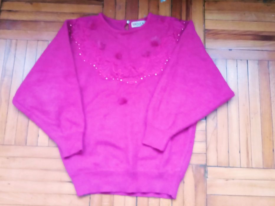 Свитера разные, женские.