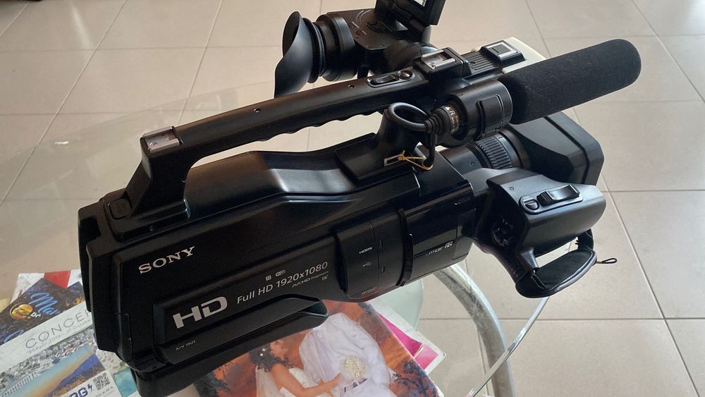 видеокамера Sony HXR-MC2500