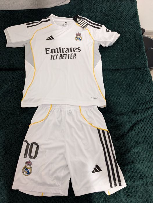 Echipament Adidas Real Madrid 25/26 Mbappe 10, mărimea 28 (12-14 ani)