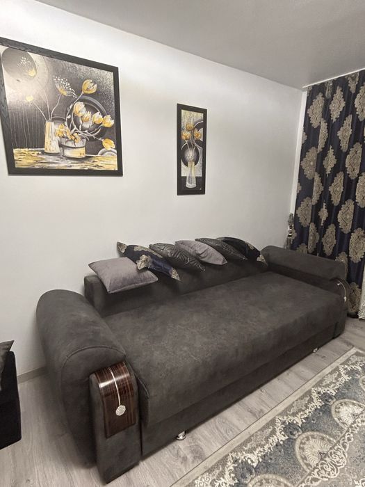 Canapea extensibila, ca si noua. Dimensiunea: 2,30. Mai multe detalii in privat.
