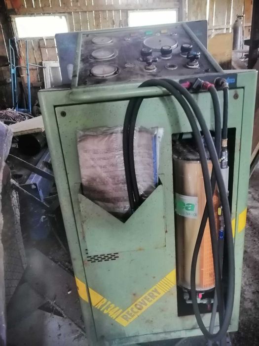 Vând  echipamente și scule service auto