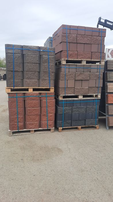 Рваные и гладкие цементно- песчаные блоки для забора