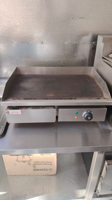 Продам барную стойку,вытежка, гриль аппарат, бургер аппарат, газ плиту