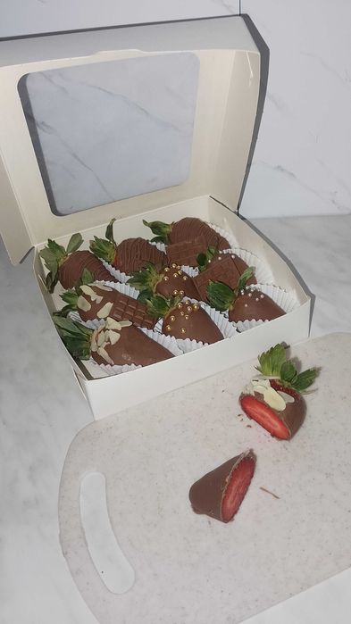 Клубника финики в шоколаде