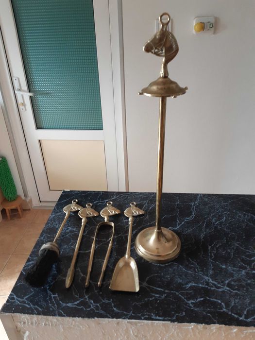 Ustensile semineu din bronz, cu 4 piese cu cap de cal,  inaltime 51 cm