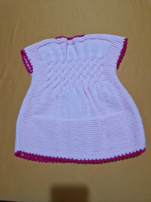 Детски ръчно плетени елеченца