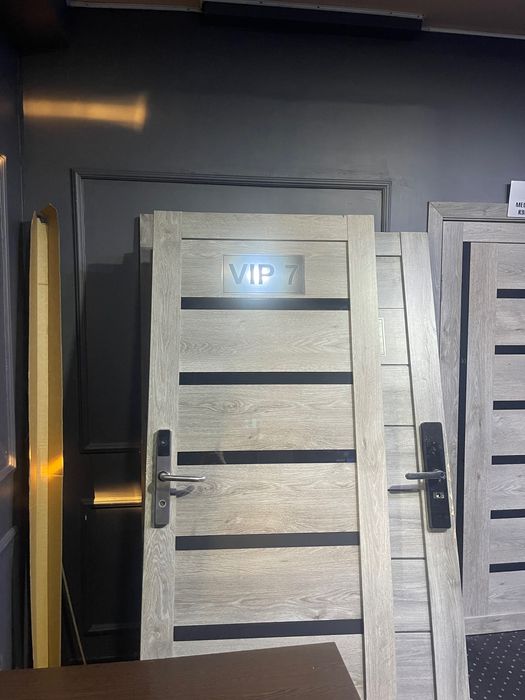 Дверь с электрическим замком 7шт